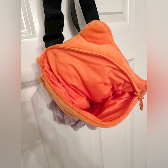 Pennywise Belt Bag (From Stephen King’s “It”) - Picture 4 of 4